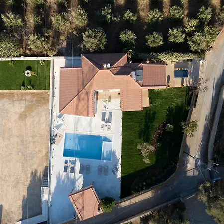 Maya Villa, A Sublime Luxury Close To Rethymno And Amenities!